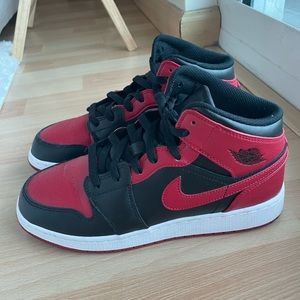 Nike Air Jordan 1 Mid ‘Banned’ sneaker size 6.5Y, EU 39